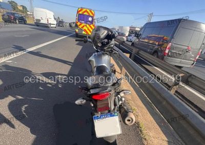 Motociclista ficou ferido ap&oacute;s perder o controle da moto no km 108; todas as faixas ficaram bloqueadas por cerca de 40 minutos