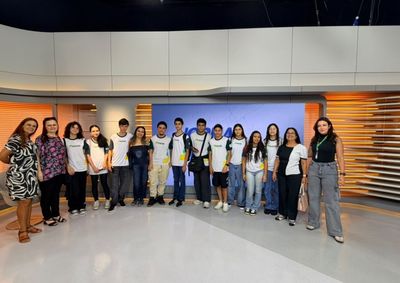 Estudantes da Escola Municipal Nilza Thomazini conheceram os bastidores da emissora ap&oacute;s avan&ccedil;arem na competi&ccedil;&atilde;o de produ&ccedil;&atilde;o de textos