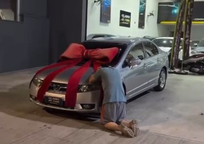 Momento de f&eacute; e gratid&atilde;o foi registrado sem que o casal percebesse durante a compra do ve&iacute;culo em uma loja no Bom Retiro