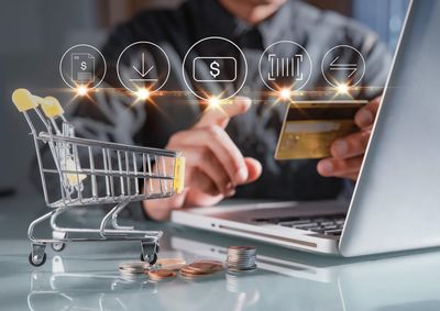 Pesquisa do SPC Brasil aponta aumento na frequ&ecirc;ncia de compras online e mostra avan&ccedil;o do TikTok, Instagram e WhatsApp na jornada de consumo.