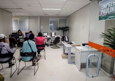 Oportunidades s&atilde;o para diferentes fun&ccedil;&otilde;es e t&ecirc;m sal&aacute;rios entre R$ 1.700 e R$ 2.295; cadastro exige comprovante de resid&ecirc;ncia no munic&iacute;pio
