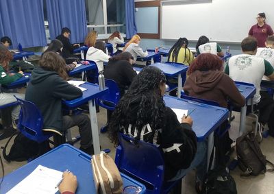 Estudantes do Ensino M&eacute;dio da Escola Dr. Leandro Franceschini tiveram contato com temas como or&ccedil;amento, juros, investimentos e consumo consciente

