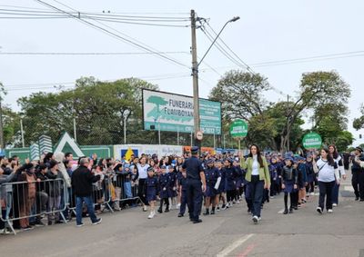 Milhares acompanharam o desfile na Avenida Rebou&ccedil;as, que teve participa&ccedil;&atilde;o in&eacute;dita de estudantes das duas primeiras unidades municipais com o novo modelo
