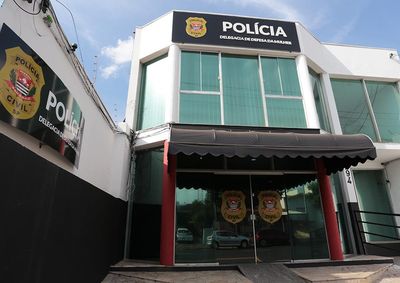 V&iacute;tima relatou amea&ccedil;as de morte e agress&otilde;es com uso de facas; duas armas brancas foram encontradas no ve&iacute;culo do suspeito