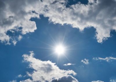 Sexta-feira ainda ser&aacute; de sol e m&aacute;xima de 29&deg;C, mas calor ganha for&ccedil;a a partir de s&aacute;bado; Inmet emitiu aviso vermelho para o Estado de S&atilde;o Paulo