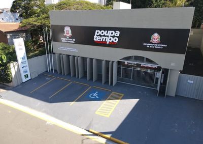Oportunidades incluem fun&ccedil;&otilde;es com sal&aacute;rios de at&eacute; R$ 2,8 mil e processos seletivos para empresas da regi&atilde;o