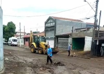 Prefeitura informa que vias foram liberadas, mas mant&eacute;m for&ccedil;a-tarefa para limpeza, desobstru&ccedil;&atilde;o e atendimento &agrave;s fam&iacute;lias afetadas pelas chuvas