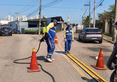 Interven&ccedil;&atilde;o da Mobilidade Urbana foi realizada na Rua Rosa Roseto Folva para orientar motoristas e reduzir riscos de acidentes