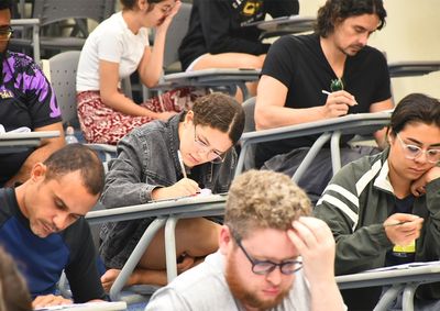Candidatos t&ecirc;m at&eacute; as 17h para se inscrever e pagar a taxa de R$ 230; processo oferece 2.523 vagas em 70 cursos