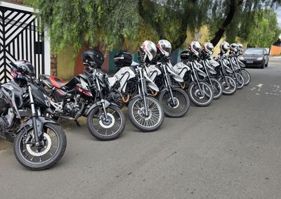 Abordagem ocorreu no Jardim Dulce; condutor de motocicleta roubada abandonou o ve&iacute;culo em &aacute;rea de mata e fugiu