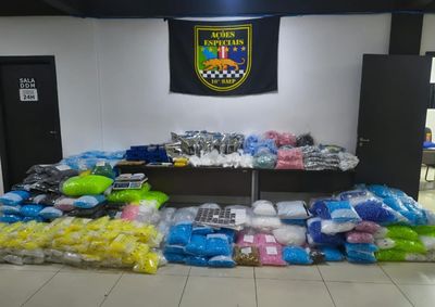 A&ccedil;&atilde;o no Residencial Portal Bordon recolheu coca&iacute;na, maconha e dry, al&eacute;m de balan&ccedil;as, celulares e centenas de embalagens.