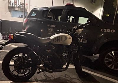 Motocicleta foi encontrada no Residencial Bordon durante patrulhamento; dois adolescentes, de 16 e 17 anos, foram conduzidos por suspeita de recepta&ccedil;&atilde;o