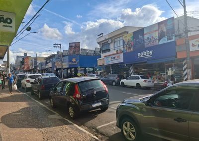 Lojas funcionam das 9h &agrave;s 18h para atender consumidores que ainda n&atilde;o compraram os presentes; ACIAS projeta alta de at&eacute; 3,5% nas vendas