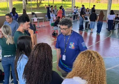 Realizada na E.E. Dom Jayme de Barros C&acirc;mara, mostra apresentou projetos desenvolvidos por alunos com orienta&ccedil;&atilde;o de professores de diferentes unidades
