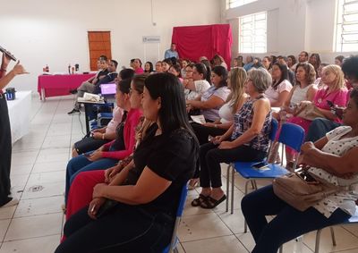 Encontro abordou preven&ccedil;&atilde;o, autocuidado e sa&uacute;de feminina; unidades municipais tamb&eacute;m promovem a&ccedil;&otilde;es de orienta&ccedil;&atilde;o e incentivo aos exames preventivos
