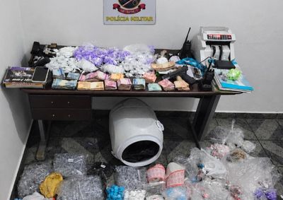 A&ccedil;&atilde;o no San Martin terminou com a pris&atilde;o de um homem de 22 anos; policiais tamb&eacute;m encontraram muni&ccedil;&otilde;es e mais de R$ 8,6 mil em dinheiro