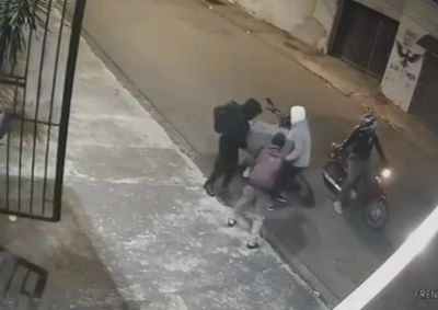 Homem de 31 anos foi localizado ap&oacute;s retornar &agrave; cidade; Pol&iacute;cia Civil obteve mandado de pris&atilde;o tempor&aacute;ria e busca os demais envolvidos no crime