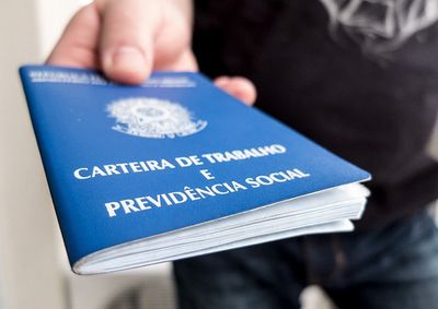 PEC prev&ecirc; dois dias de descanso remunerado, redu&ccedil;&atilde;o gradual para 40 horas semanais e manuten&ccedil;&atilde;o dos sal&aacute;rios; promulga&ccedil;&atilde;o ainda &eacute; necess&aacute;ria 