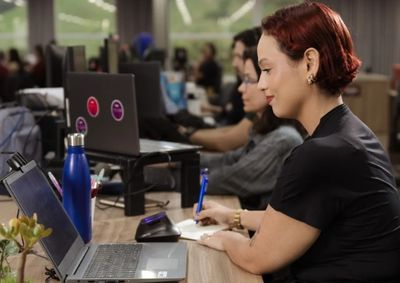 Forma&ccedil;&otilde;es em intelig&ecirc;ncia artificial, precifica&ccedil;&atilde;o e valoriza&ccedil;&atilde;o de produtos ter&atilde;o aulas ao vivo; moradores de Sumar&eacute; tamb&eacute;m podem participar.