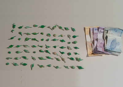 Suspeito tentou fugir ao perceber a chegada da PM; com ele foram apreendidas 71 pedras de crack, dinheiro e celulares