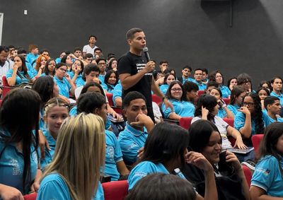 Palestra de Rhayann Vasconcelos nas escolas Severino Farias e Ana Faustina abordou lideran&ccedil;a, protagonismo, projeto de vida e planejamento para o futuro