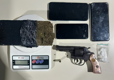 Pol&iacute;cia Militar apreendeu drogas, rev&oacute;lver, balan&ccedil;a de precis&atilde;o e celulares durante abordagem; suspeito foi levado &agrave; Delegacia de Surubim