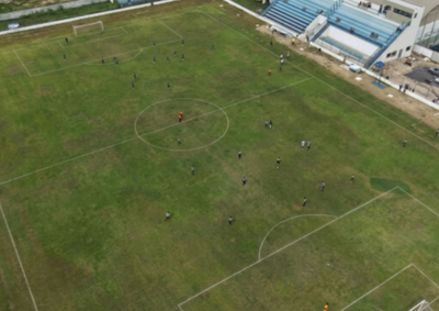 Portuguesa dos Doquinhas e Palmeiras da Lagoa Nova disputam a decis&atilde;o no Est&aacute;dio Coqueir&atilde;o ap&oacute;s campanhas invictas; final ter&aacute; homenagens a desportistas