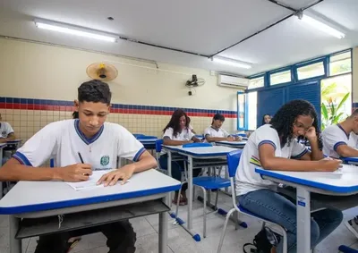 Estudantes j&aacute; matriculados podem solicitar mudan&ccedil;a de escola at&eacute; segunda-feira, 31 de agosto; rede disponibiliza 23,6 mil vagas em Pernambuco