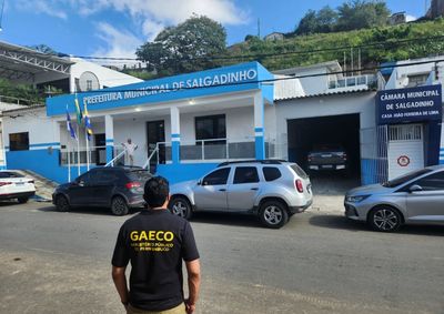 GAECO cumpriu 17 mandados e apreendeu cerca de R$ 580 mil na casa do gestor; presidente da C&acirc;mara tamb&eacute;m foi afastada do cargo