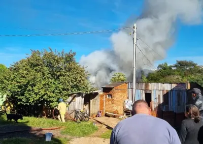 Equipes do Corpo de Bombeiros foram acionadas para combater as chamas; fuma&ccedil;a p&ocirc;de ser vista a dist&acirc;ncia