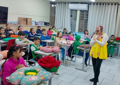 Iniciativa percorre as 36 escolas municipais e usa personagens l&uacute;dicos para estimular empatia, respeito &agrave;s diferen&ccedil;as e combate ao bullying