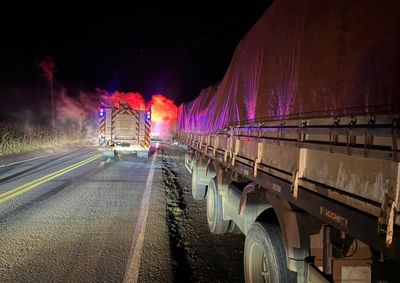 Motorista notou fuma&ccedil;a saindo da parte traseira do ve&iacute;culo enquanto seguia de Marechal C&acirc;ndido Rondon para Medianeira; ningu&eacute;m se feriu
