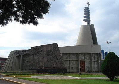 Celebra&ccedil;&otilde;es acontecem em diversas par&oacute;quias, com confec&ccedil;&atilde;o de tapetes religiosos, prociss&otilde;es e momentos de f&eacute; que mobilizam comunidades de toda a cidade