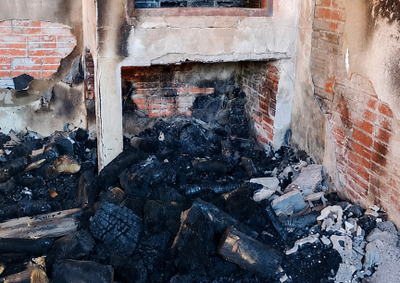 Fogo come&ccedil;ou pr&oacute;ximo a uma churrasqueira e colocou em risco carros que estavam no interior do im&oacute;vel; bombeiros evitaram que as chamas se espalhassem