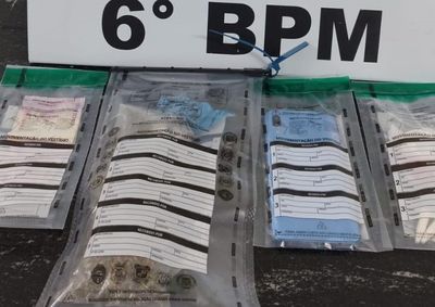 Suspeitos, de 18 e 17 anos, foram flagrados com coca&iacute;na e maconha durante abordagem em um estabelecimento comercial