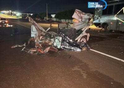 Acidente registrado durante a madrugada na PR-239 deixou o carro completamente destru&iacute;do; v&iacute;tima morreu no local e tr&ecirc;s passageiro