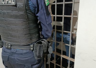 Homem de 47 anos descumpriu medida protetiva que determinava dist&acirc;ncia m&iacute;nima de 300 metros da v&iacute;tima e foi levado &agrave; delegacia