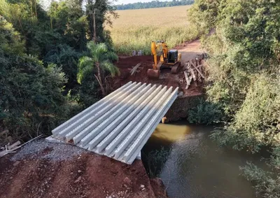 Obra substitui antiga ponte de madeira e tem como objetivo garantir mais seguran&ccedil;a e facilitar o transporte de pessoas e insumos