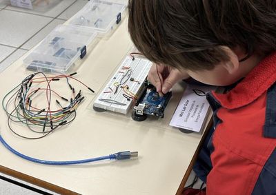 Estudantes do Clube de Ci&ecirc;ncias participam da constru&ccedil;&atilde;o de um mini laborat&oacute;rio de energia fotovoltaica em parceria com universidades estaduais