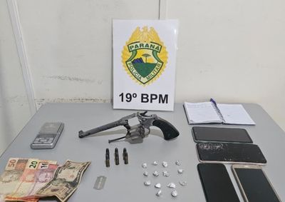 Mandado de busca em resid&ecirc;ncia terminou com a apreens&atilde;o de drogas prontas para venda, arma municiada, balan&ccedil;a de precis&atilde;o, dinheiro e anota&ccedil;&otilde;es