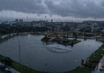 Toledo teve 566 raios nas &uacute;ltimas horas e Cascavel registrou 1.415; o domingo ter&aacute; instabilidade