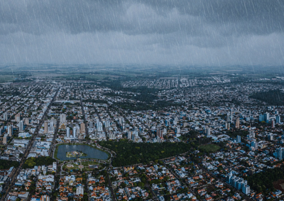Simepar prev&ecirc; m&aacute;xima de 22&deg;C, 98% de chance de chuva e ventos de at&eacute; 40 km/h; instabilidade deve aumentar ao longo do dia