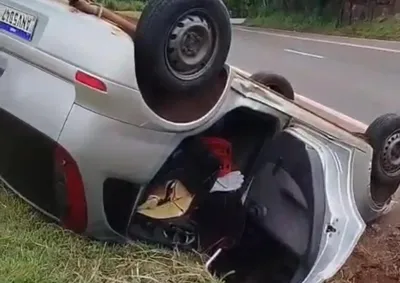 O ve&iacute;culo Corsa capotou e parou em um barranco, ao lado da pista no km 25 da rodovia