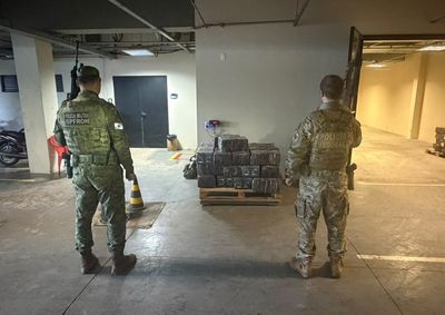 Movimenta&ccedil;&atilde;o suspeita levou equipes policiais at&eacute; o local; respons&aacute;veis abandonaram a droga e fugiram, n&atilde;o sendo localizados