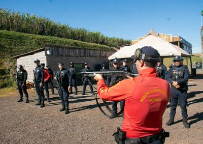 Efetivo da Guarda Municipal j&aacute; habilitado ao uso de armas de fogo tem realizado est&aacute;gio de 12 horas no Velho Texas; 1&ordf; turma concluiu etapa
