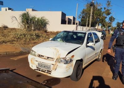 Acidente ocorreu na manh&atilde; desta segunda-feira (13), em Toledo. Condutor do Siena sofreu fratura no t&oacute;rax e o passageiro tamb&eacute;m se feriu
