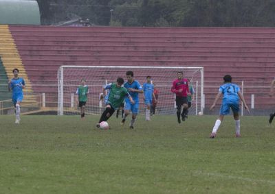Finais reuniram equipes de diferentes col&eacute;gios no Est&aacute;dio Municipal 14 de Dezembro, com disputas nas categorias A e B