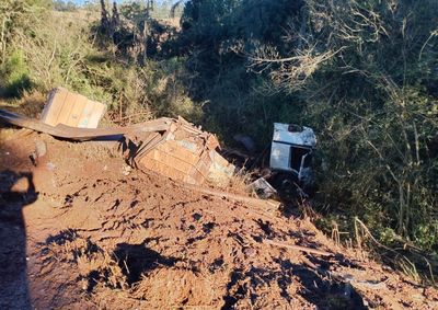 Ve&iacute;culo que transportava tanques para alevinos quando saiu da pista; parte da carga ficou espalhada na rodovia