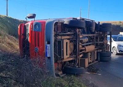 Ve&iacute;culo seguia para Toledo; acidente interditou parte do acesso e provocou lentid&atilde;o no tr&acirc;nsito; ningu&eacute;m ficou ferido