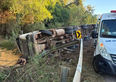 Motorista ficou preso &agrave;s ferragens e morreu no local. Carga se espalhou pela pista e mobilizou equipes de resgate e a PRF